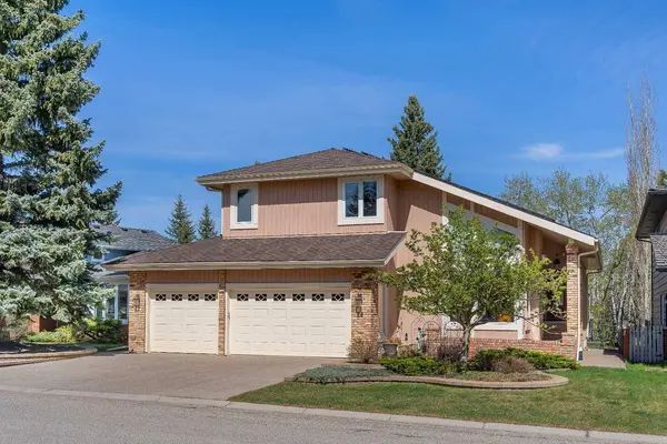 28 Woodacres WAY SW, Calgary, AB T2W 4W3