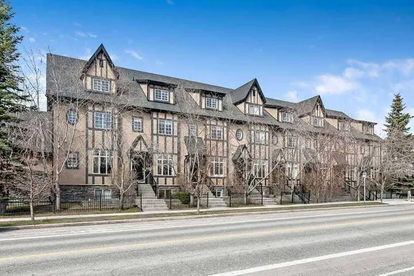 6 Scarpe DR SW #14, Calgary, AB T2T 6P2