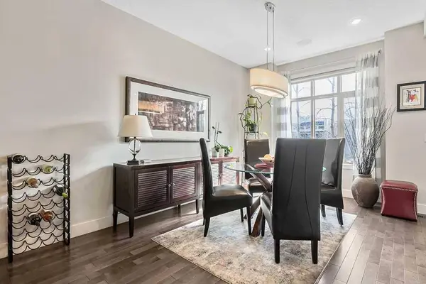 6 Scarpe DR SW #14, Calgary, AB T2T 6P2