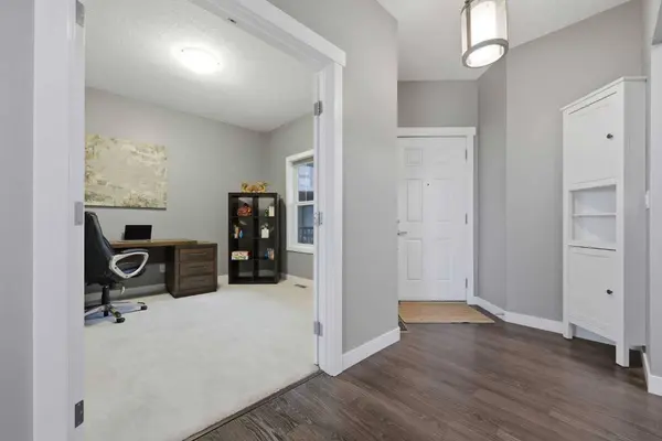 64 Panton HTS NW, Calgary, AB T3K 0W3