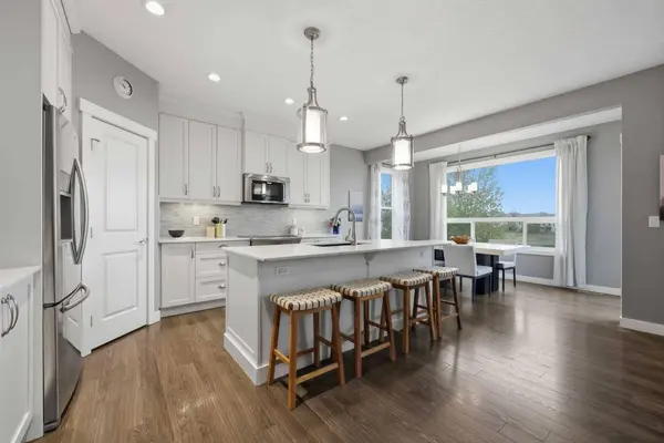 64 Panton HTS NW, Calgary, AB T3K 0W3