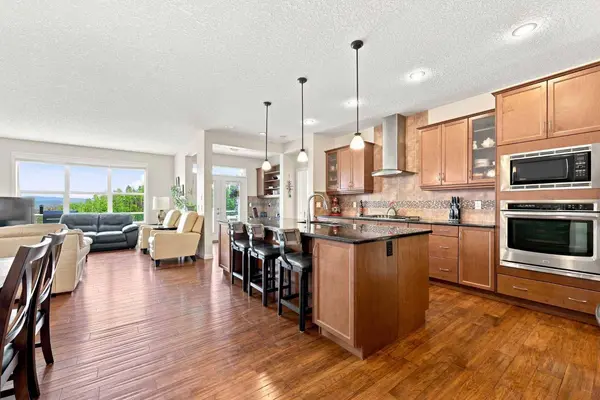 14 Ridge View PL, Cochrane, AB T4C0P9