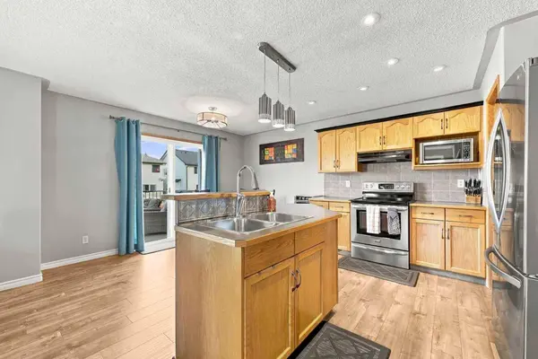 2 Cimarron Grove, Okotoks, AB T1S 2H3