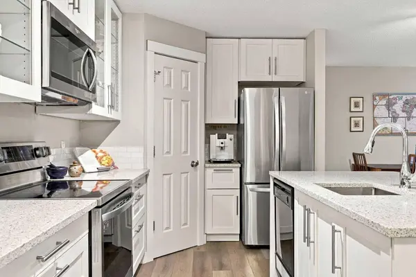1811 34 AVE SW #112, Calgary, AB T2T2B9