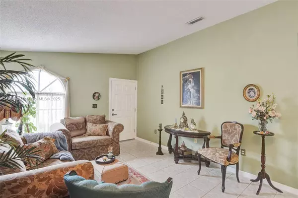 7001 W 35th Ave #215, Hialeah, FL 33018