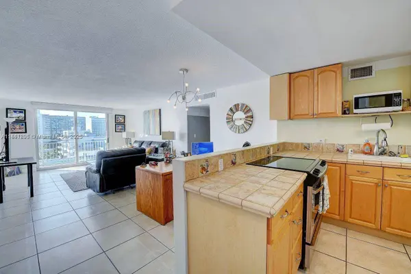 1045 10th St #907, Miami Beach, FL 33139