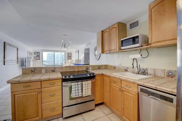 1045 10th St #907, Miami Beach, FL 33139