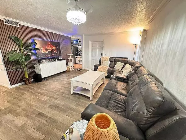 7811 NW 75th Ave, Tamarac, FL 33321