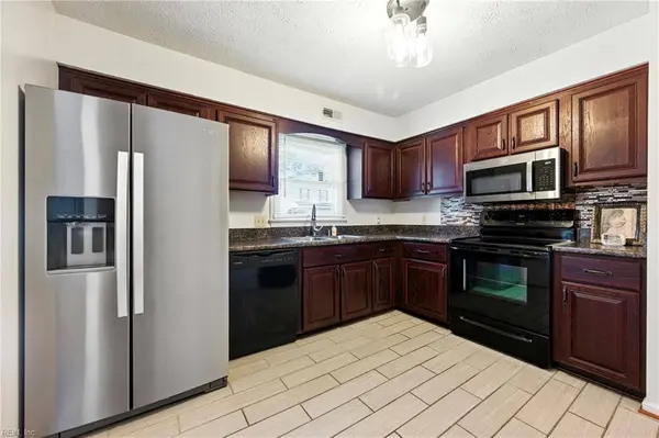 154 Loch CIR, Hampton, VA 23663