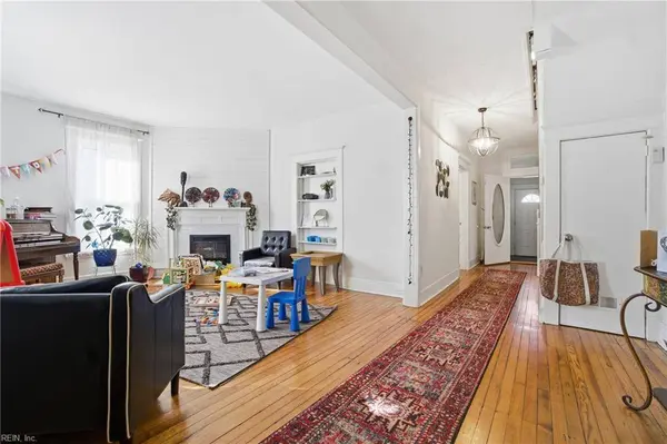 498 Romayne DR, Newport News, VA 23601