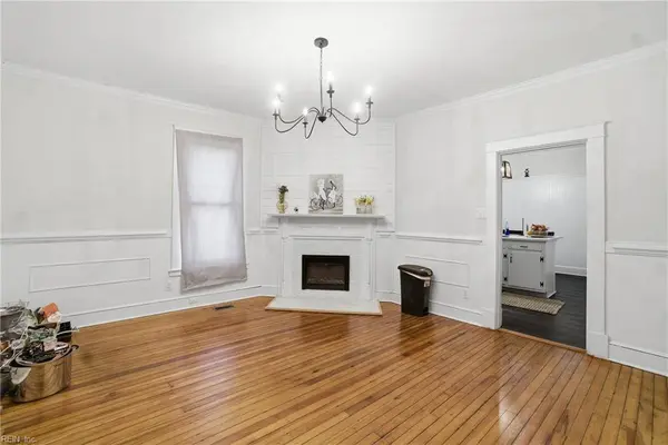 498 Romayne DR, Newport News, VA 23601