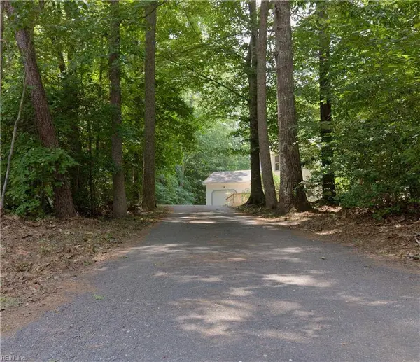 8153 Meandering LN, North, VA 23128