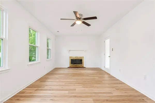 33 Edgemont DR, Hampton, VA 23666