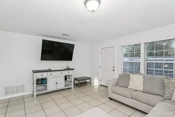 3382 Green Briar Cir, Gulf Breeze, FL 32563