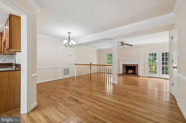 5724 WOOD CREEK LN, Centreville, VA 20120