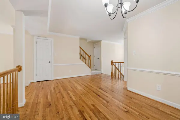 5724 WOOD CREEK LN, Centreville, VA 20120