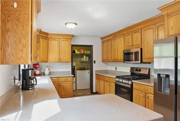 833 Moffat LN, Virginia Beach, VA 23464