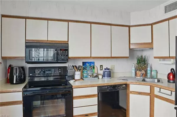 612 Shoreham CT #202, Virginia Beach, VA 23451