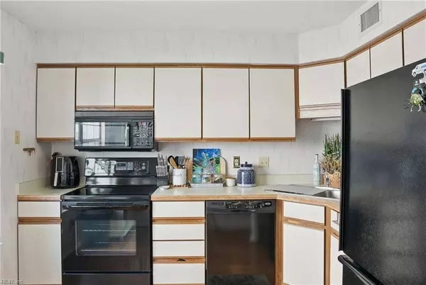 612 Shoreham CT #202, Virginia Beach, VA 23451