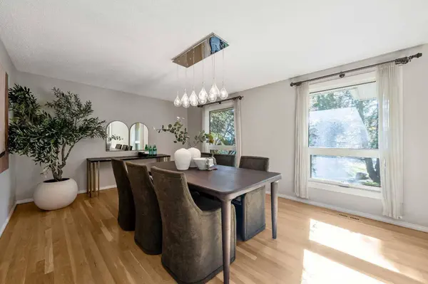 224 Varsity CRES NW, Calgary, AB T3B 2Z6