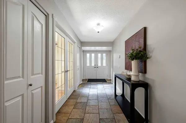 224 Varsity CRES NW, Calgary, AB T3B 2Z6