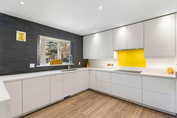 127 Edgewood DR NW, Calgary, AB T3A 2T3