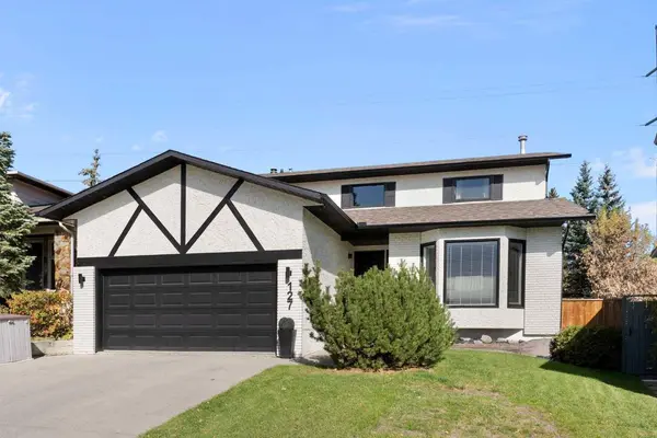 127 Edgewood DR NW, Calgary, AB T3A 2T3