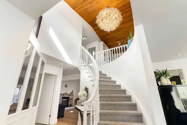 127 Edgewood DR NW, Calgary, AB T3A 2T3