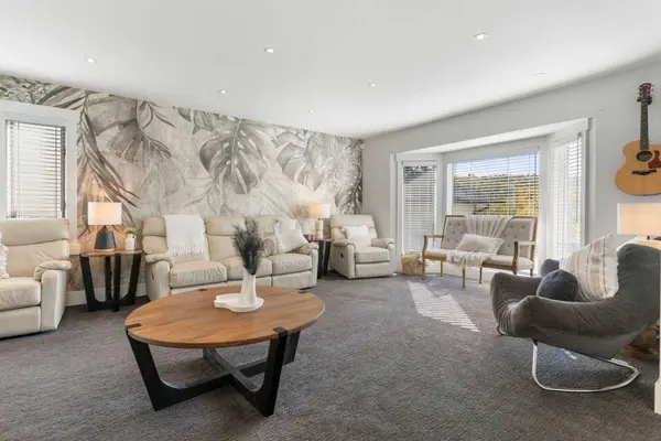 127 Edgewood DR NW, Calgary, AB T3A 2T3