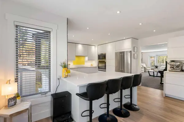 127 Edgewood DR NW, Calgary, AB T3A 2T3