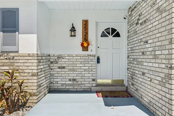 2525 LAKE ELLEN LN, Tampa, FL 33618