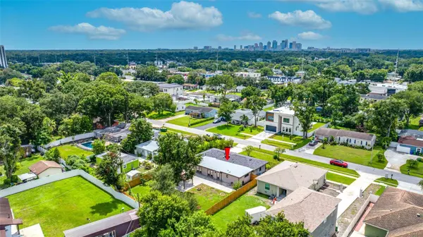 2121 W FARWELL DR, Tampa, FL 33603