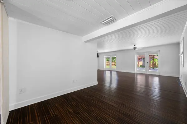 2121 W FARWELL DR, Tampa, FL 33603