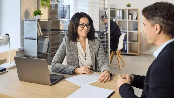 agent talking to a client
