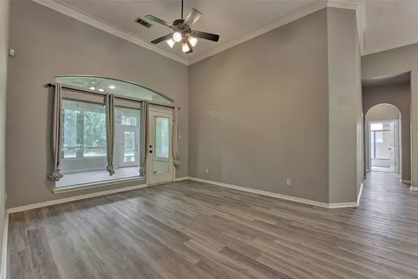 10506 Crestwater CIR, Magnolia, TX 77354