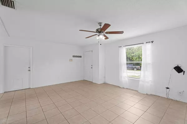 1057 SW Gastador AVE, Port Saint Lucie, FL 34953