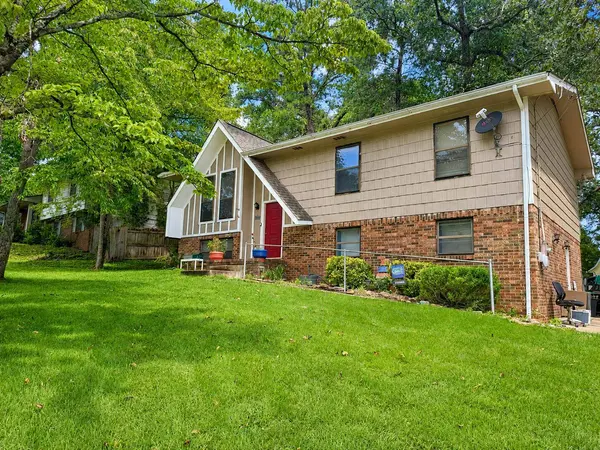 1045 Hillcrest RD