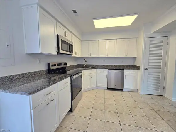 1002 Coastaway DR, Virginia Beach, VA 23451