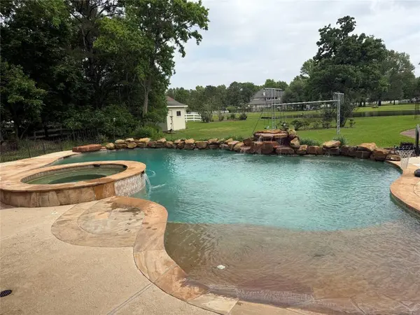 12010 Live Oak DR, Magnolia, TX 77354