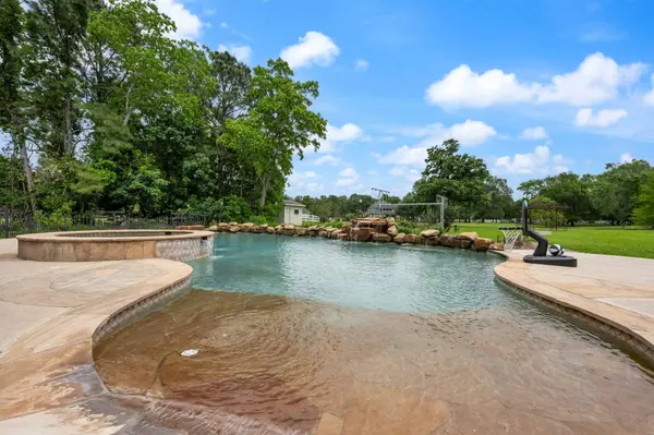 12010 Live Oak DR, Magnolia, TX 77354