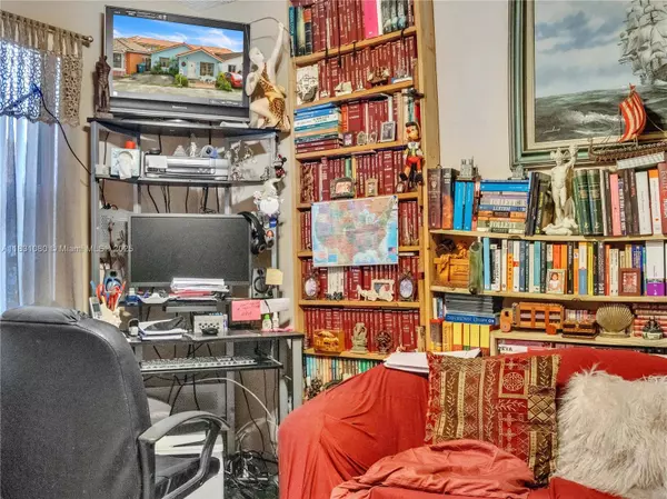 11525 SW 6th St, Sweetwater, FL 33174