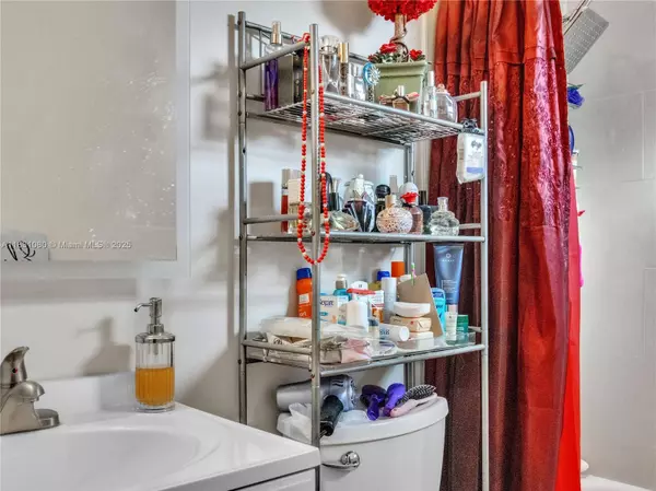 11525 SW 6th St, Sweetwater, FL 33174