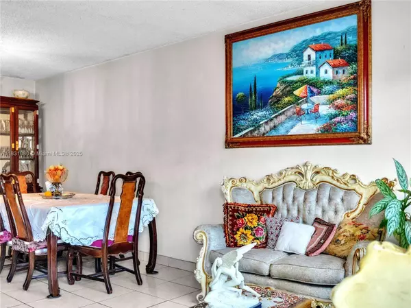 11525 SW 6th St, Sweetwater, FL 33174