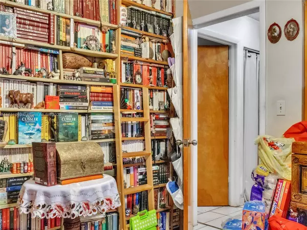 11525 SW 6th St, Sweetwater, FL 33174