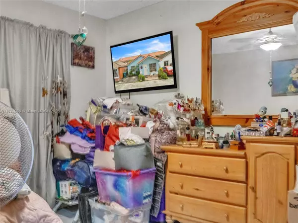 11525 SW 6th St, Sweetwater, FL 33174