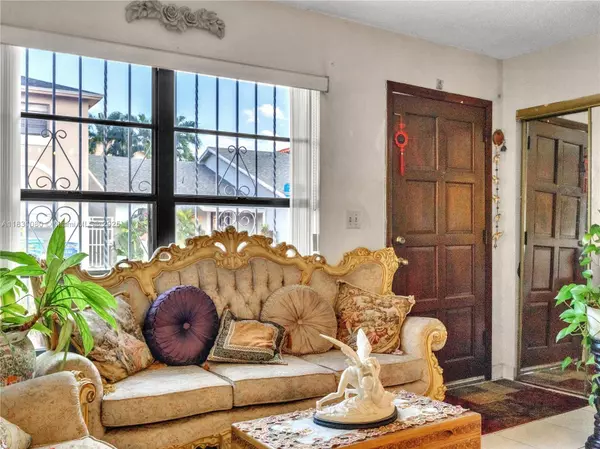 11525 SW 6th St, Sweetwater, FL 33174