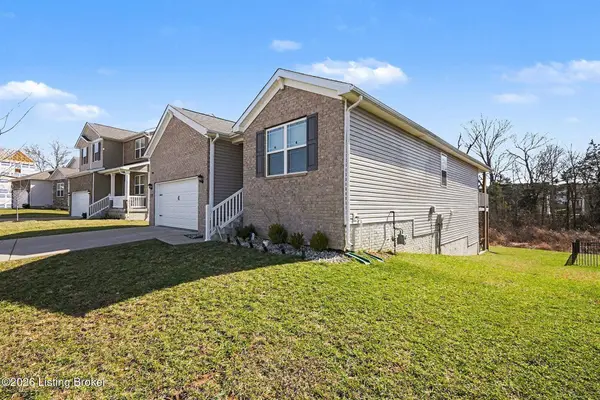 8034 Cedar Mdws Ln, Louisville, KY 40228