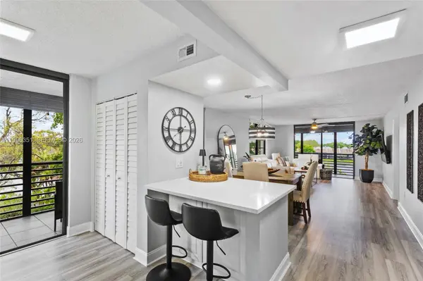 1101 Colony Point Cir #301, Pembroke Pines, FL 33026