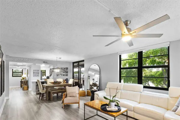 1101 Colony Point Cir #301, Pembroke Pines, FL 33026