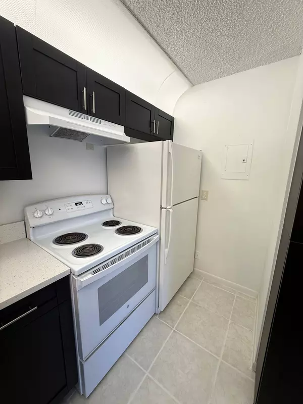 708 Sunny Pine WAY B1, Greenacres, FL 33463